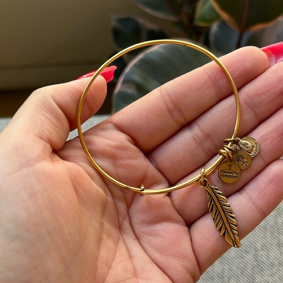 ✨ Alex and Ani Bracelet in Gold with Feather Charm! ✨ - Picture 8 of 13